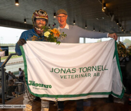 Prisutdelning lopp 4: Jonas Tornell Veterinär - Oktoberstayern | Jägersro 261024 | Foto: Stefan Olsson
