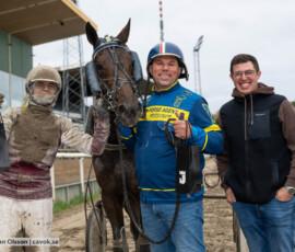Bartholomew och Noa Reldén tillsammans med Gerald Vella och Tyler Mifsud | Jägersro 261017 | Foto: Stefan Olsson
